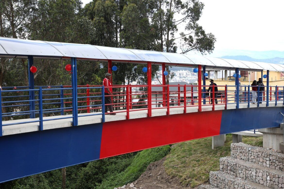 Puente peatonal para moradores de la parroquia Cochapamba