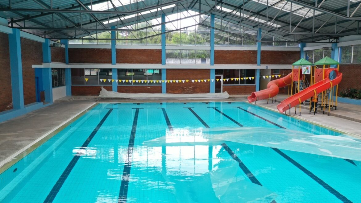 En las vacaciones disfrute de la piscina pública del parque Carollo