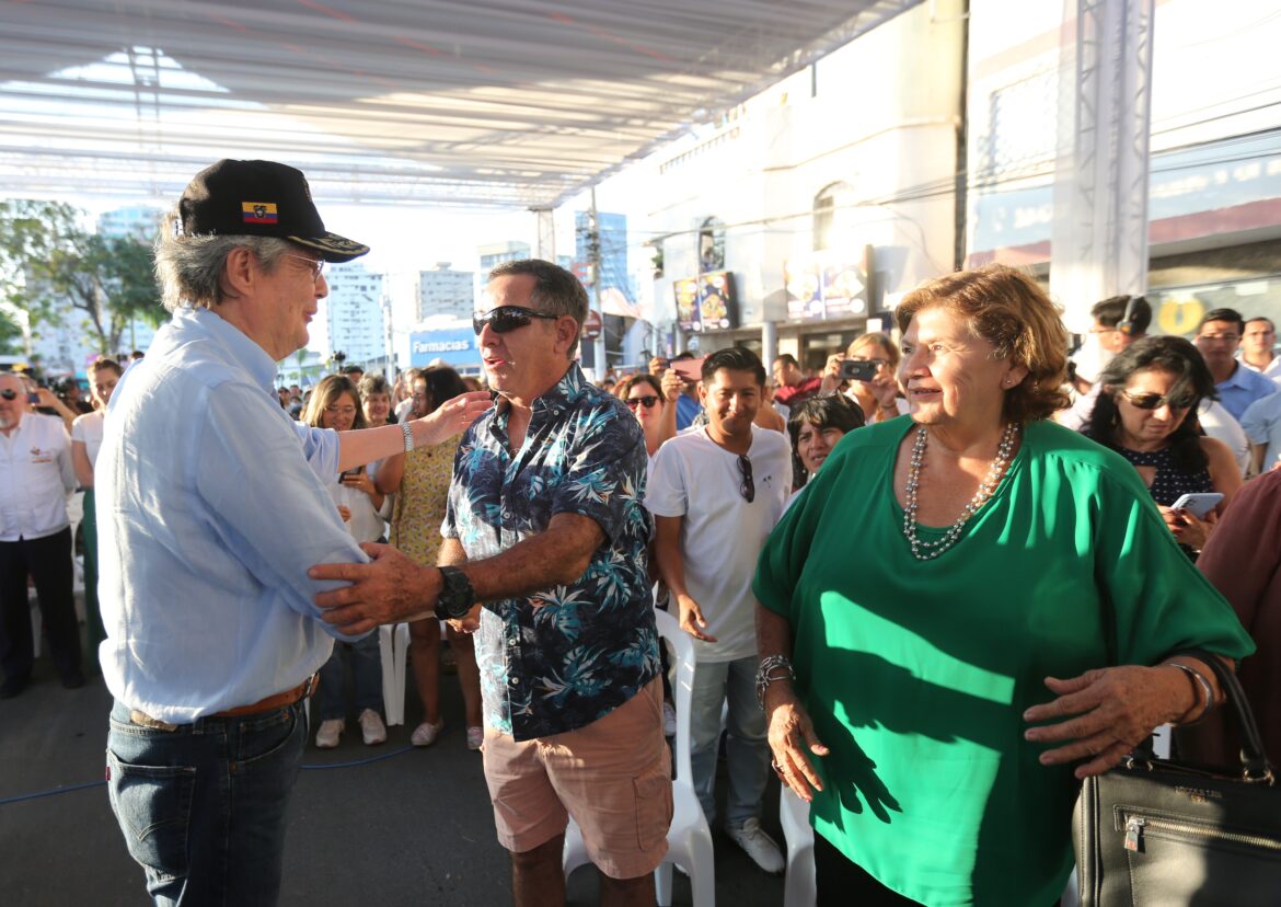 El presidente Lasso entregó obras viales a la    población de Santa Elena y Guayas