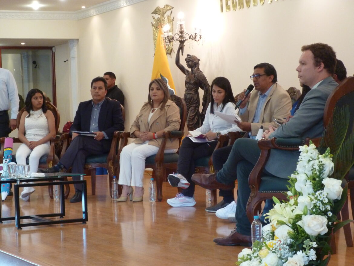 Luisa González ejecutará proyecto de construcción de la universidad en el sur de Quito