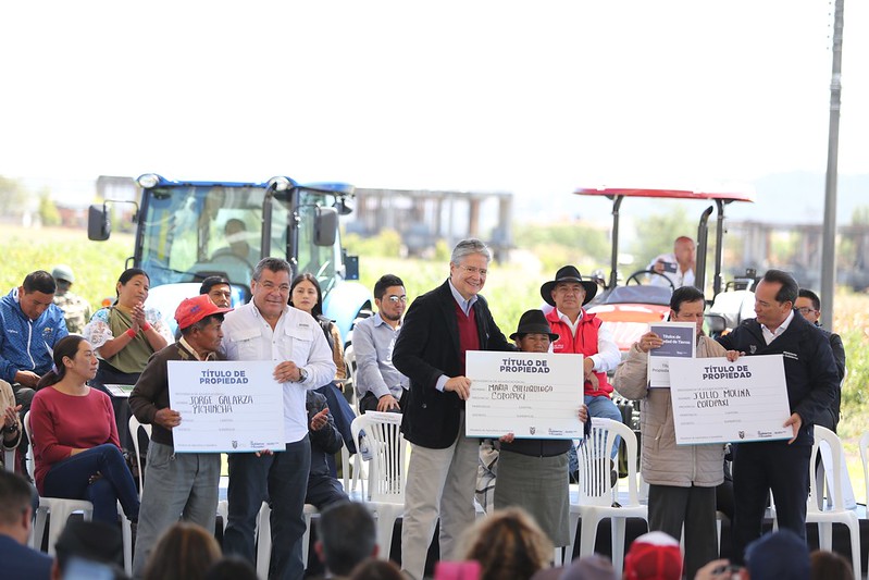 El Presidente entregó 391 títulos de propiedad, certificaciones e insumos para el Agro