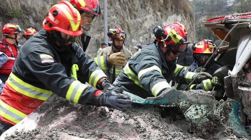 Personal de Bomberos Quito atiende el siniestro de tránsito en la av. Simón Bolívar