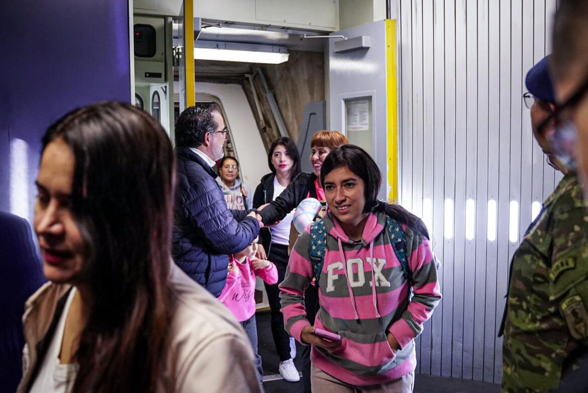 Vuelo humanitario organizado por el Gobierno Nacional arribó a Quito desde Israel con 116 ecuatorianos y 78 hermanos latinoamericanos