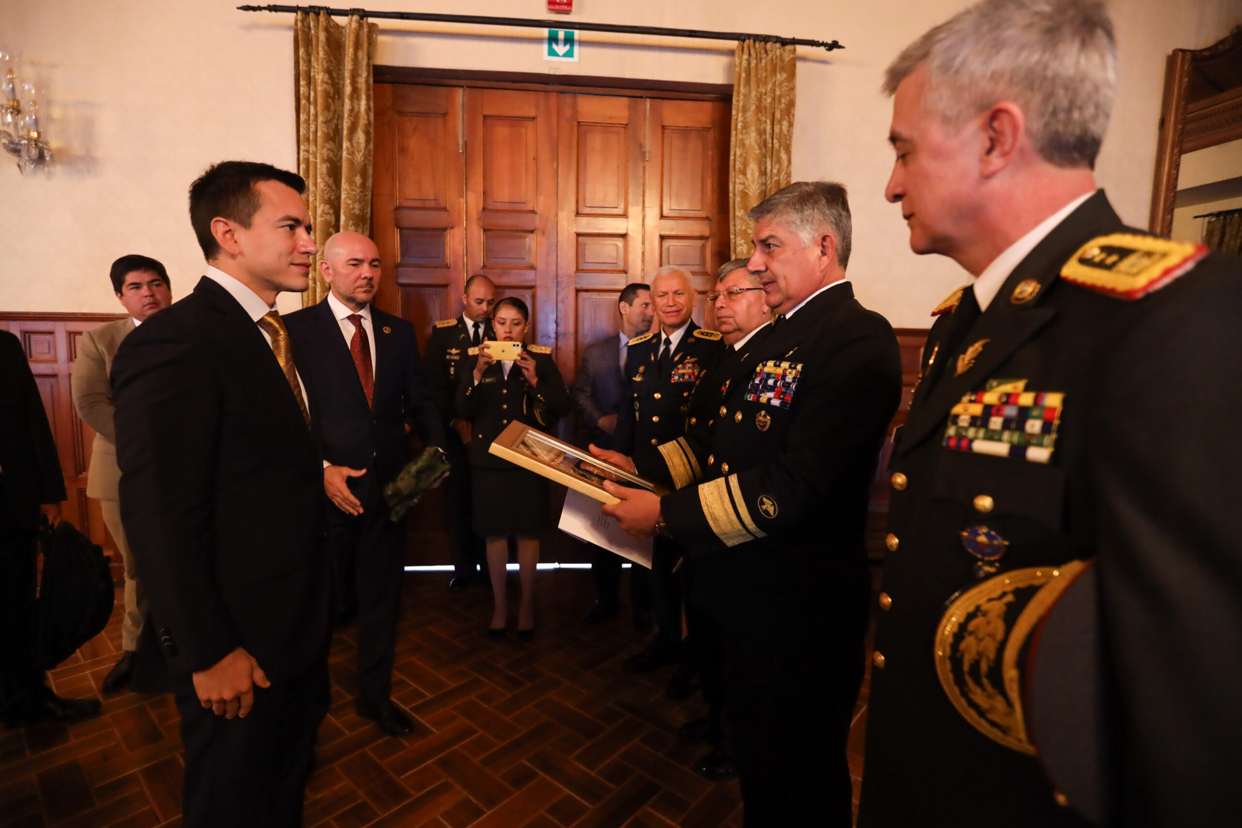 El presidente Noboa reiteró su respaldo total al Alto  Mando Militar, durante ceremonia de posesión