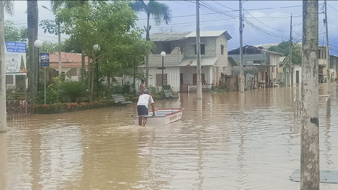 Familias ecuatorianas reciben atención crucial ante emergencia por torrenciales lluvias