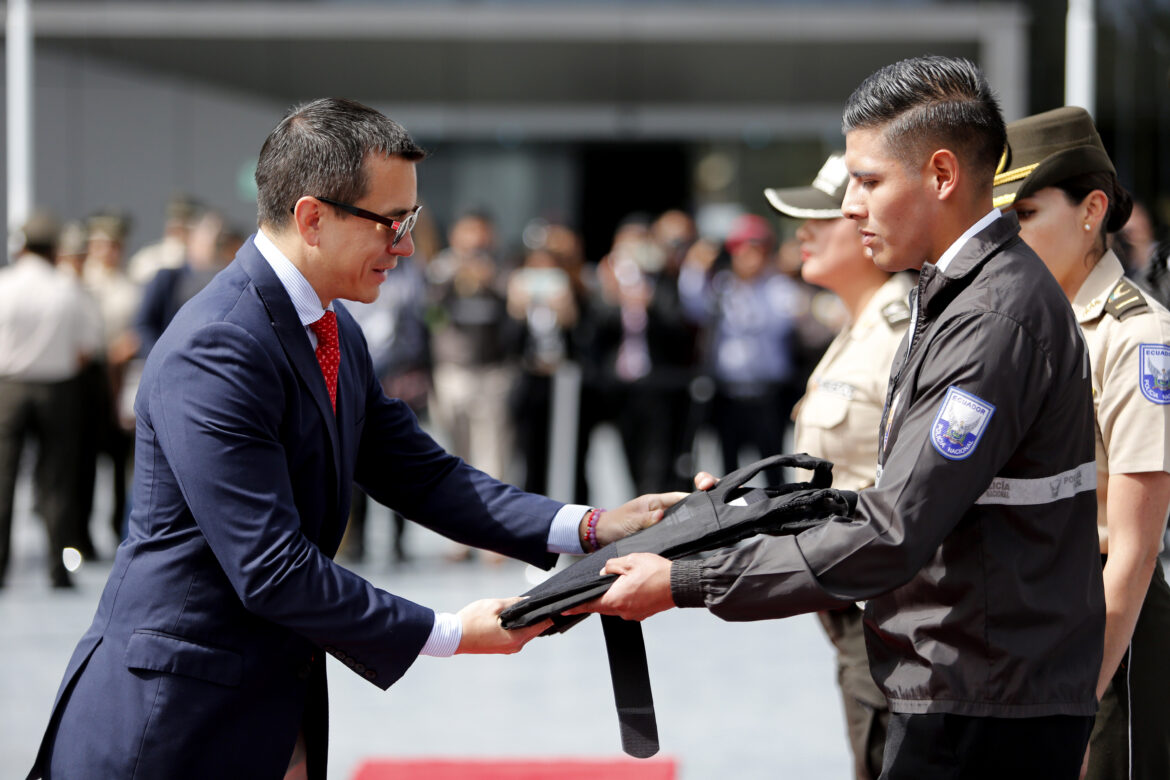 Armamento y chalecos blindados para la Policía Nacional