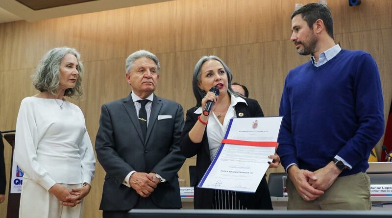 Concejo Metropolitano de Quito entrega la mención Manuela Cañizares a la familia de Paola Roldán