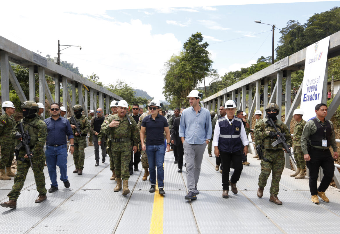 Presidente entrega puente tipo delta que restablece conexión entre Pichincha y Santo domingo