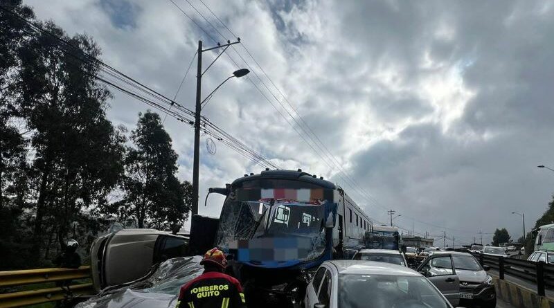 Equipo municipal atendió siniestro de tránsito con nueve vehículos involucrados