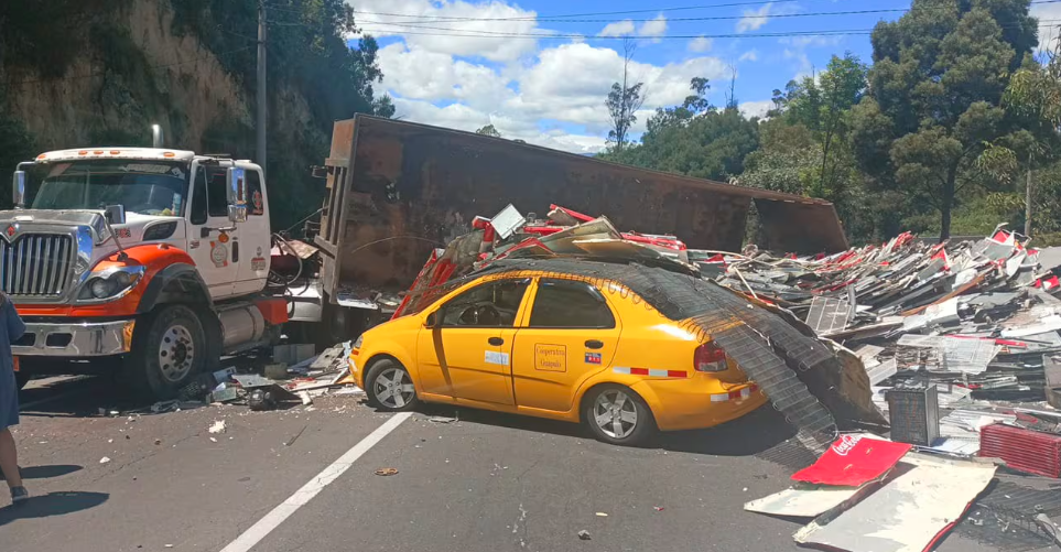 Cierre total de la avenida Simón Bolívar, sentido norte-sur, por siniestro de tránsito entre un tráiler y un taxi