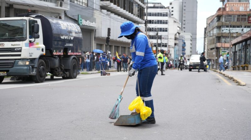 Emaseo limpia permanentemente 82 puntos estratégicos de la ciudad para evitar taponamientos por vientos de verano