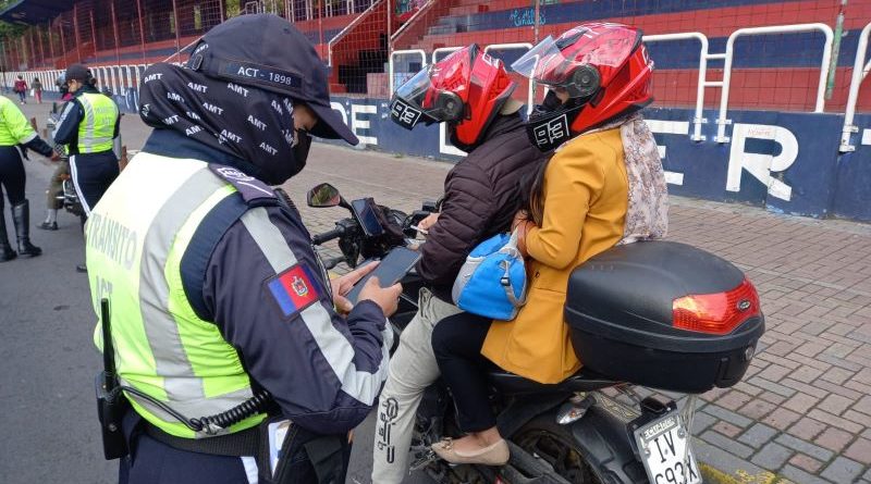 Ordenanza Municipal prohíbe que dos personas circulen en una motocicleta