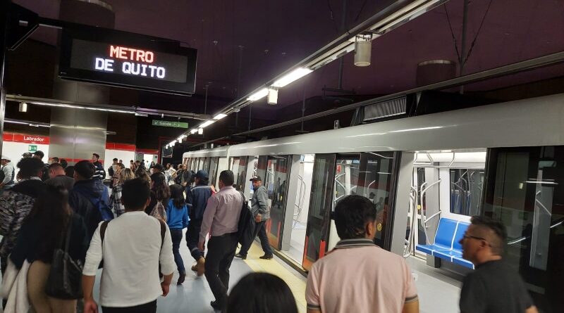 Durante la primera noche del festival Quito Luz de América, el Metro de Quito movilizó a 50 mil pasajeros más