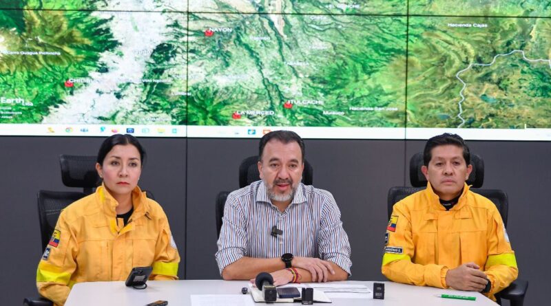 128 bomberos con 25 vehículos trabajan para sofocar incendios en Nayón, La Merced, Pifo