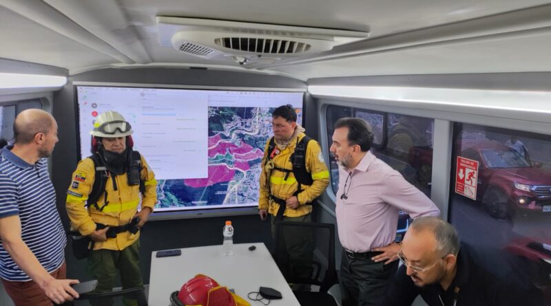 Pabel Muñoz: Bomberos, todo el Municipio y ayuda nacional desplegados para atender el incendio en Guápulo