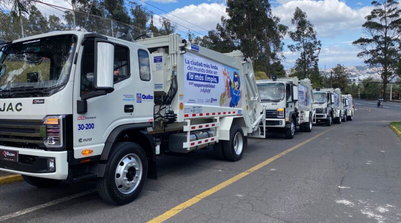 ¡Un cambio esperado por años! Quito suma nuevos camiones y más de mil contenedores de basura