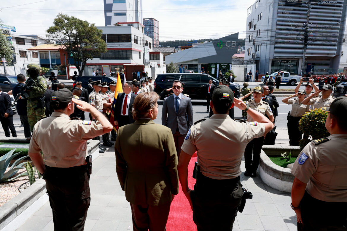 “Nunca más nadie podrá meter mano, ni tocar fondos en el ISSPOL”: presidente Noboa reafirma su compromiso con el bienestar de los policías y sus familias