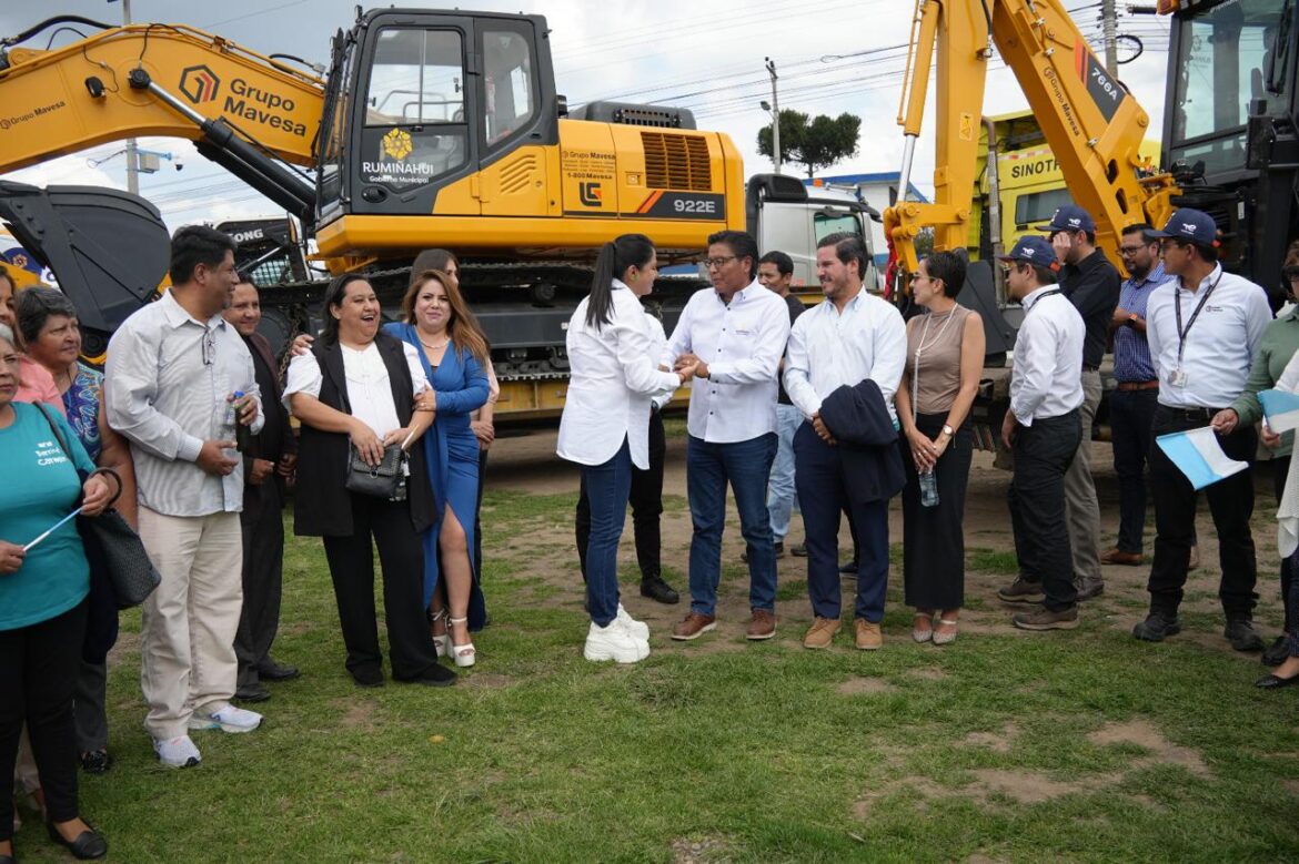 Recibimiento oficial de maquinaria que será destinada para obra pública