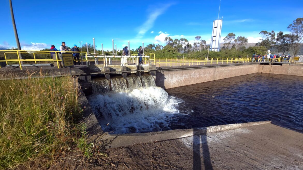 El agua vuelve a los barrios del sur de Quito: el restablecimiento total será progresivo