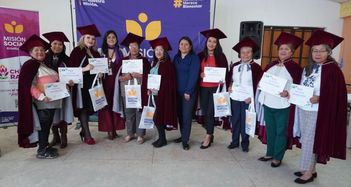 Primera promoción de la Escuela de Liderazgo para mujeres “Chuquiragua”