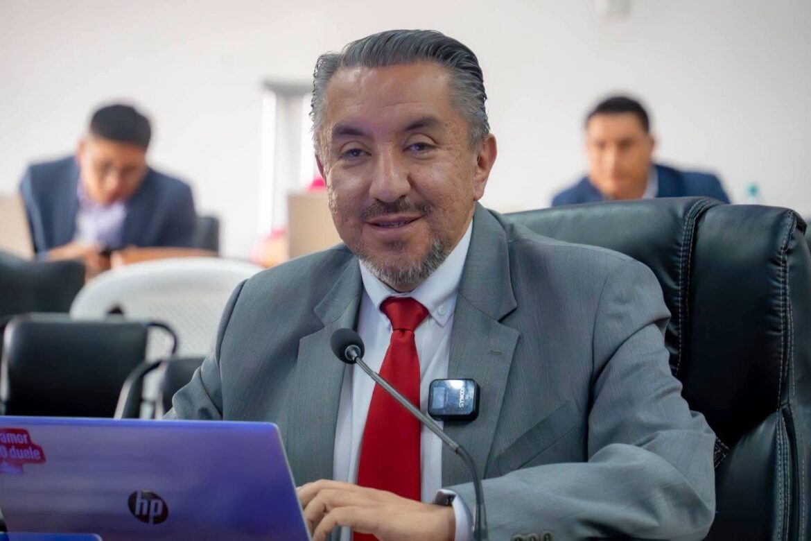 Cristian Coronel presenta su renuncia al Concejo Municipal de Rumiñahui para buscar la Alcaldía en 2027