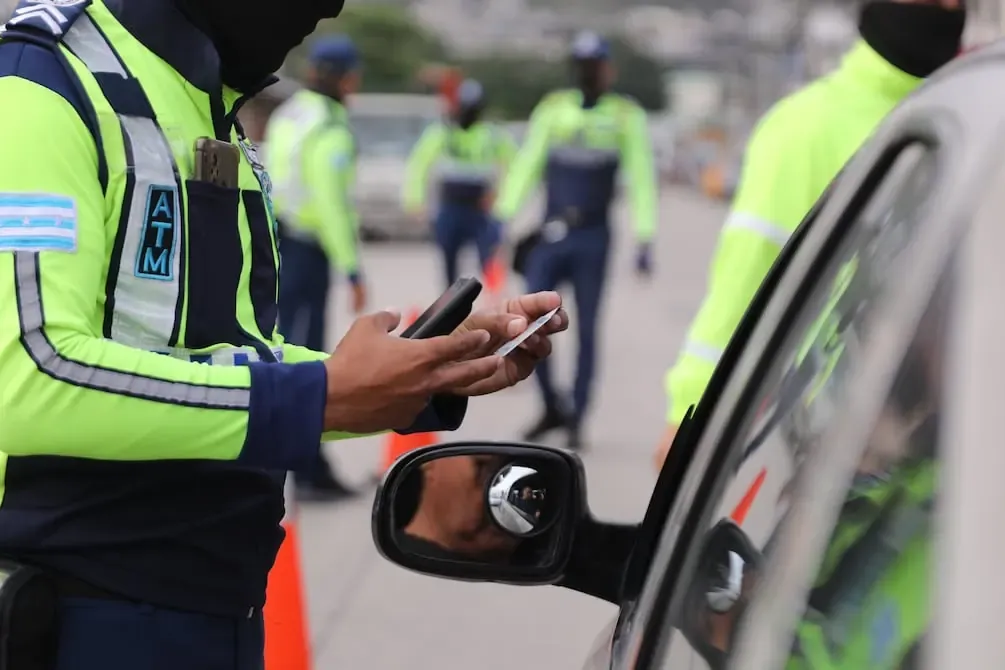 [AGENTE IA] Operativo contra cuidacarros en Sauces 6 deja 21 citaciones y tres vehículos retenidos