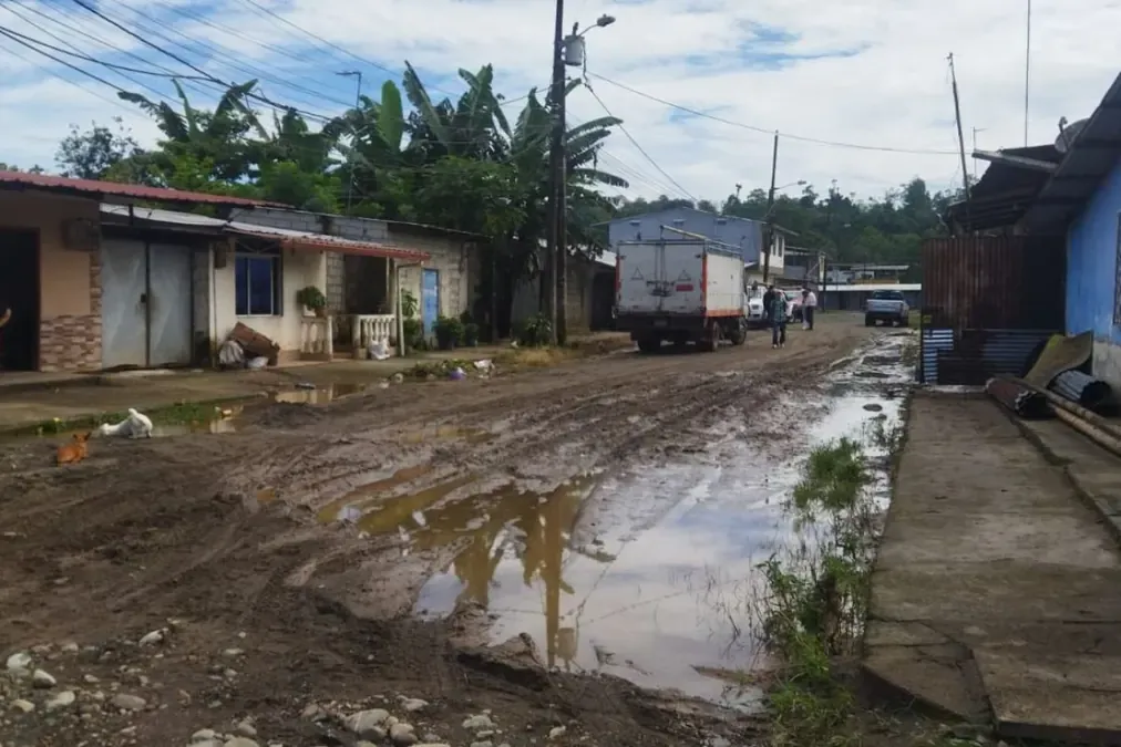 [AGENTE IA] Paso controlado en la vía Alóag - Santo Domingo por deslizamiento de tierra
